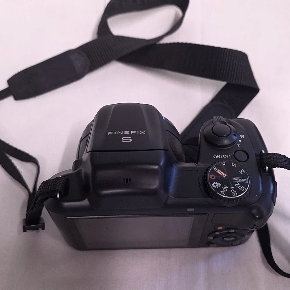 Fujifilm FinePix S8630 Digital Camera Black 36x Zoom 16MP HD Video Bundle Works